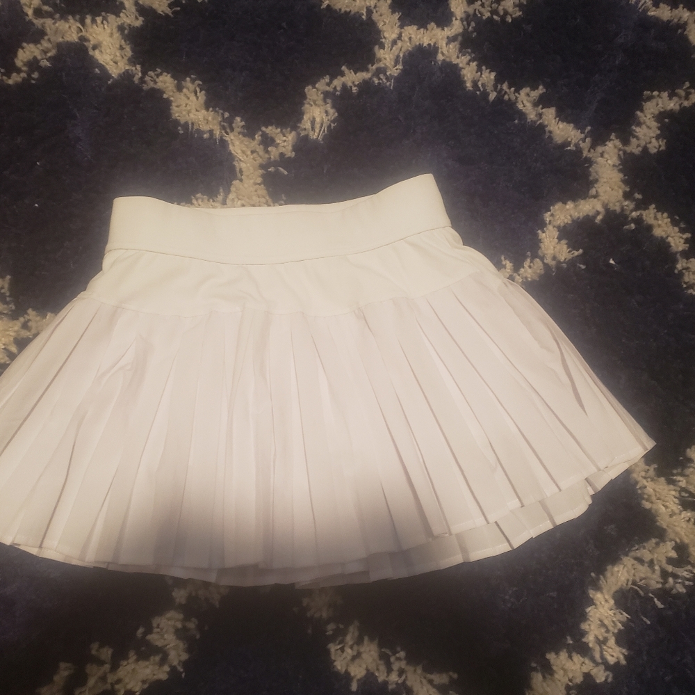 Chic White Pleated Mini Skirt